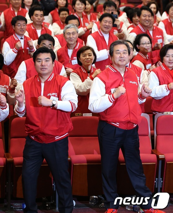 (서울=뉴스1) 오대일 기자 = 새누리당이 공천전쟁을 봉합하고 총선체제에 본격 돌입한 가운데 김무성 대표와 원유철 원내대표가 28일 서울 여의도 국회 의원회관에서 열린 제20대 총 …