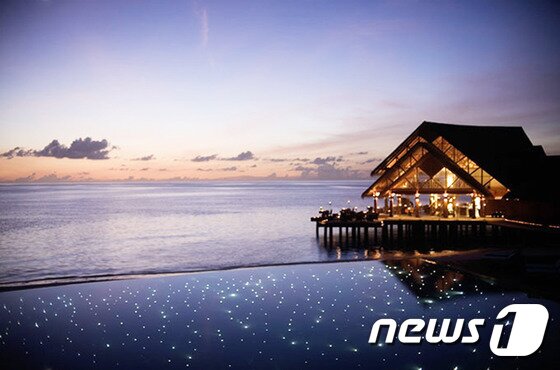 본문 이미지 - 반후라 레스토랑은 2~3분 정도 배를 타야 하는 번거로움이 있지만 리조트에서 가장 인기 있는 레스토랑이다. (허니문리조트 제공)ⓒNews1travel