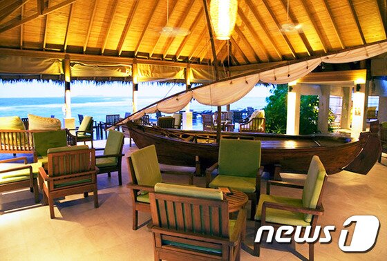 본문 이미지 - 푸단 퓨전 그릴 레스토랑에서는 퓨전 요리와 몰디브 전통 훈제 요리를 맛볼 수 있다. (허니문리조트 제공)ⓒNews1travel