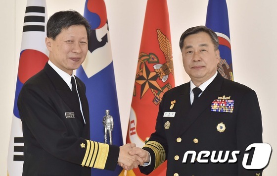 (서울=뉴스1) = 28일 대전 계룡대 해군본부에서 정호섭 해군참모총장(오른쪽)과 타케이토모히사 일본 해상막료장이 악수를 하고 있다. (해군 제공) 2016.3.28/뉴스1