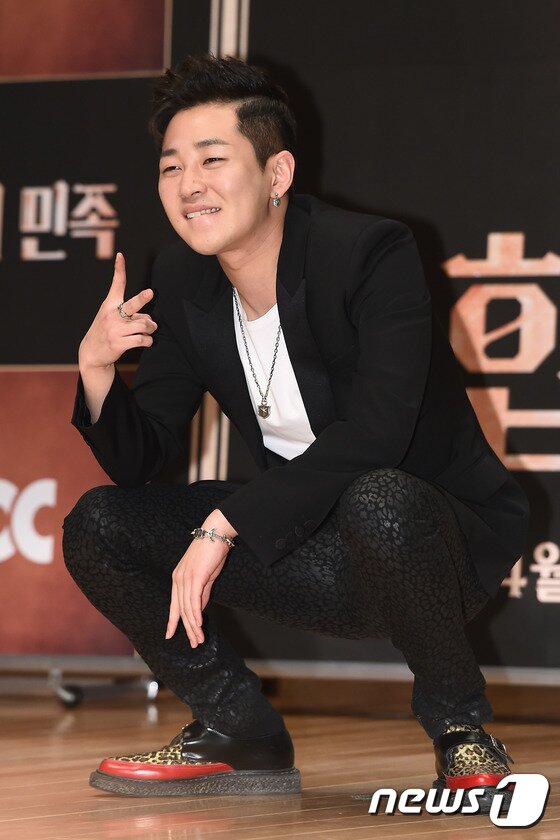 본문 이미지 - 래퍼 딘딘이 29일 오후 서울 상암동 JTBC에서 열린 JTBC 새 예능 프로그램 '힙합의 민족’ 제작발표회에서 특별한 포즈로 시선을 붙잡고 있다. ⓒ News1star/ 고아라 기자