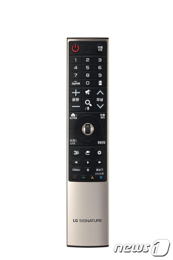 본문 이미지 - LG전자가 지난 28일 출시한 최신 TV 'LG시그니처 올레드 TV'의 리모컨. (LG전자 제공)ⓒ News1
