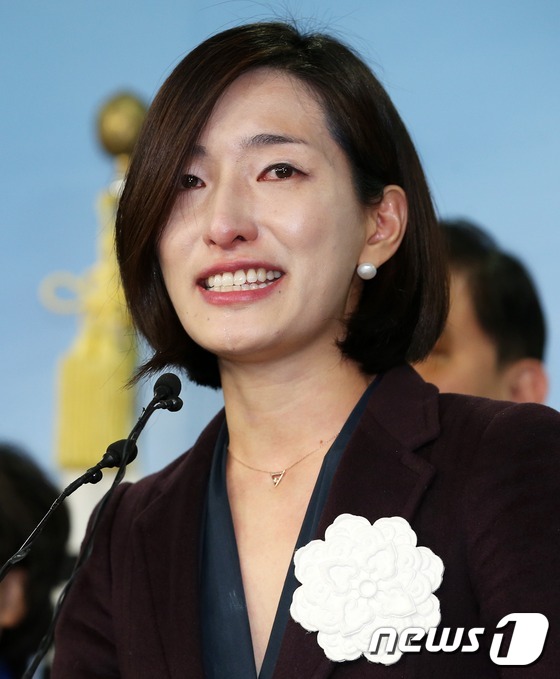 (서울=뉴스1) 오대일 기자 = 더불어민주당 청년 비례대표 후보 김빈(본명 김현빈) 디자이너가 3일 서울 여의도 국회 정론관에서 열린 출마 기자회견에서 눈물을 흘리며 포부를 밝히고 …