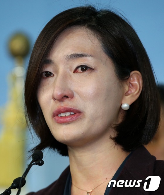 (서울=뉴스1) 오대일 기자 = 더불어민주당 청년 비례대표 후보 김빈(본명 김현빈) 디자이너가 3일 서울 여의도 국회 정론관에서 열린 출마 기자회견에서 눈물을 흘리고 있다. 201 …