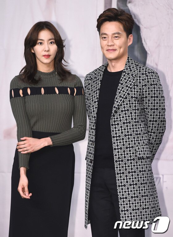 본문 이미지 - 배우 유이, 이서진(오른쪽)이 3일 오후 서울 상암 MBC 골든마우스홀에서 열린 새 주말드라마 '결혼계약'(극본 정유경 / 연출 김진민) 제작발표회에 참석해 포즈를 취하고 있다.'결혼계약'은 인생의 가치가 돈뿐인 남자와 삶의 벼랑 끝에 선 여자가 극적인 관계로 만나 진정한 사랑의 의미를 찾아가는 정통 멜로 드라마로 오는 3월5일 첫 방송된다. ⓒ News1star/고아라 기자