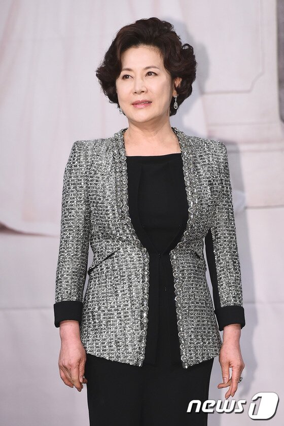 본문 이미지 - 배우 박정수가 3일 오후 서울 상암 MBC 골든마우스홀에서 열린 새 주말드라마 '결혼계약'(극본 정유경 / 연출 김진민) 제작발표회에 참석해 포즈를 취하고 있다. ⓒ News1star/ 고아라 기자