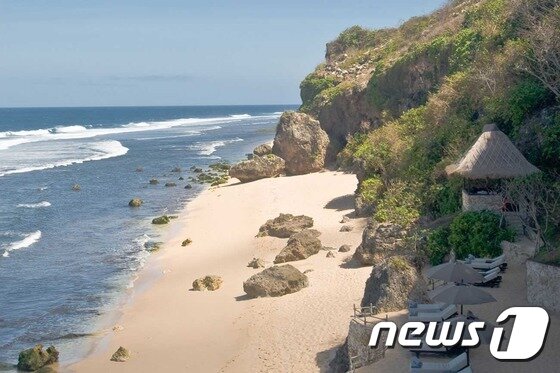 본문 이미지 - 불가리 리조트는 해변까지 엘리베이터로 연결돼 있어 해안선을 따라 간편한 산책을 즐길 수 있다. (불가리 홈페이지) ⓒ News1 travel