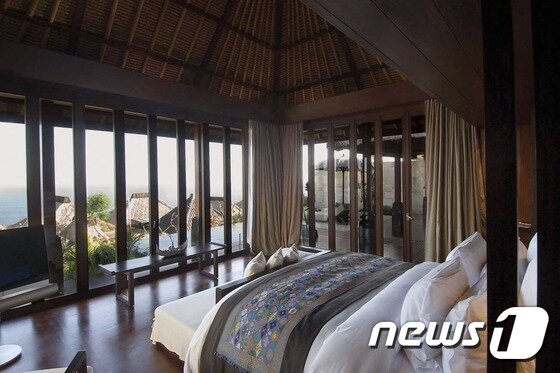 본문 이미지 - 침실은 테라스와 바다가 내다보이는 아름다운 전망이 눈앞에 펼쳐진다. (불가리 홈페이지) ⓒ News1 travel