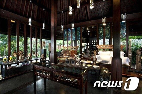 본문 이미지 - 엔티크 예술품으로 장식했을 뿐만 아니라 뱅앤올룹슨의 오디오와 비디오 시스템 등 최신식 설비를 설치했다.  (불가리 홈페이지) ⓒ News1 travel