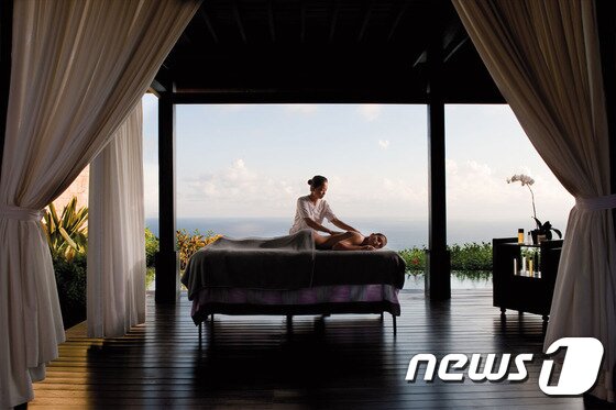 본문 이미지 - 불가리 리조트에는 스파를 비롯해 야외 라운지, 요가 파빌리온, 수영장, 미용실, 피트니스 센터 등 다양한 부대시설이 갖춰져 있다.  (불가리 홈페이지) ⓒ News1 travel