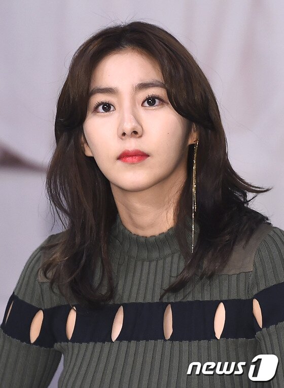 본문 이미지 - 배우 유이가 3일 오후 서울 MBC 골든마우스홀에서 열린 새 주말드라마 '결혼계약'(극본 정유경 / 연출 김진민) 제작발표회에 참석해 이야기를 나누고 있다. ⓒ News1star DB