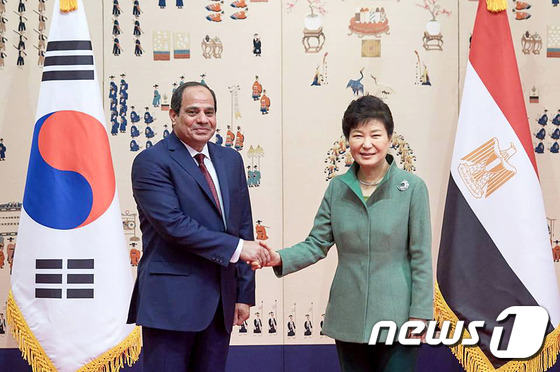 (서울=뉴스1) 이광호 기자 = 박근혜 대통령이 3일 오전 청와대에서 한국을 공식 방한 한 압델 파타 엘시시 이집트 대통령과 악수하고 있다. (청와대) 2016.3.3/뉴스1