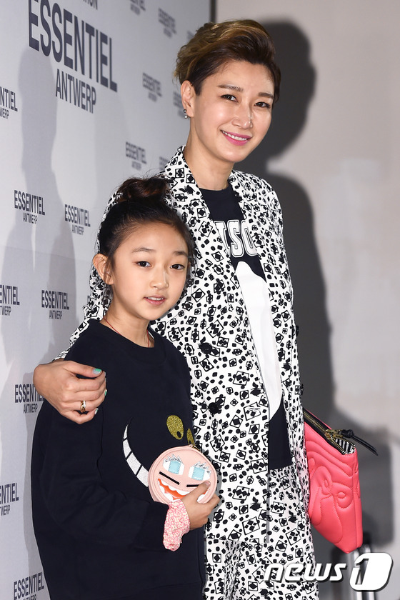 (서울=뉴스1스타) 고아라 기자 = 배우 변정수가 딸 유정원 양과 3일 오후 서울 신사동 호림아트센터에서 열린 '에센셜(ESSENTIEL) 2016 SS 프레젠테이션' 행사에 참석 …