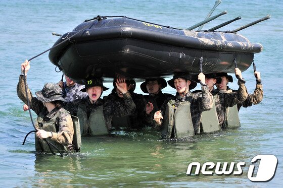 본문 이미지 - 여자 핸드볼 국가대표팀 선수들이이 30일 해병대 교육단에서 IBS훈련을 받고 있다.대한핸드볼협회는 "임영철감독과 코칭스태프, 의무 트레이너, 선수 등 25명이 28일 오후 포항 해병대 교육단에서 입소식을 갖고 다음달 1일까지 4박 5일간 기초교육을 받는다＂고 밝혔다.3.30/뉴스1 ⓒ News1 최창호 기자