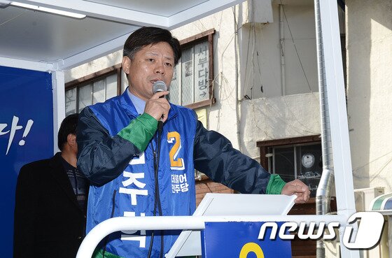 본문 이미지 - 제20대 국회의원 선거 속초·고성·양양 지역에 출마했던 김주학 더불어 민주당 지역위원장. 2016.3.31 ⓒ 뉴스1 엄용주 기자