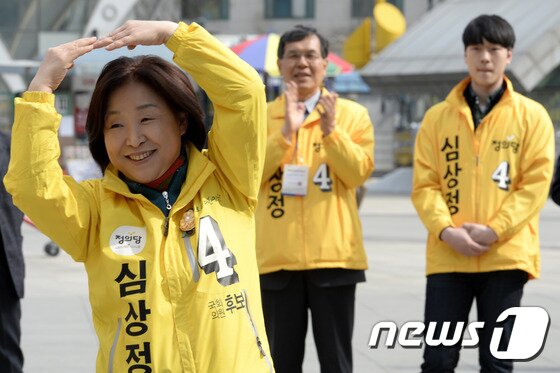 본문 이미지 - 지난 4·13 총선 당시 심상정 후보의 유세를 지켜보고 있는 , 아들 이우균 씨 (오른쪽)/뉴스1 ⓒ News1 안은나 기자