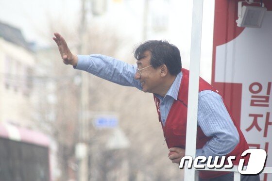 본문 이미지 - 지난 2016년 3월 이정현 새누리당 후보가 유세차량에 올라 순천시민들에게 손을 흔들어 보이고 있다. 2016.3.31/뉴스1 ⓒ News1 지정운 기자