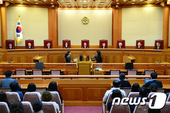 본문 이미지 - 박한철 헌법재판소장과 재판관들이 성매매 알선 등 행위의 처벌에 관한 법률 제21조 1항의 위헌 여부를 선고하기 위해 서울 종로구 헌법재판소 심판정에 들어서서 자리하고 있다. ⓒ News1 이광호 기자