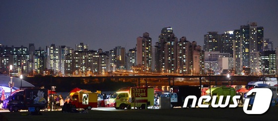 (서울=뉴스1) 민경석 기자 = 31일 오후 서울 영등포구 여의도 물빛광장에서 '서울 밤도깨비 야시장'이 열리고 있다.서울시는 올해부터 ‘서울 밤 도깨비 야시장’을 매주 금요일, …