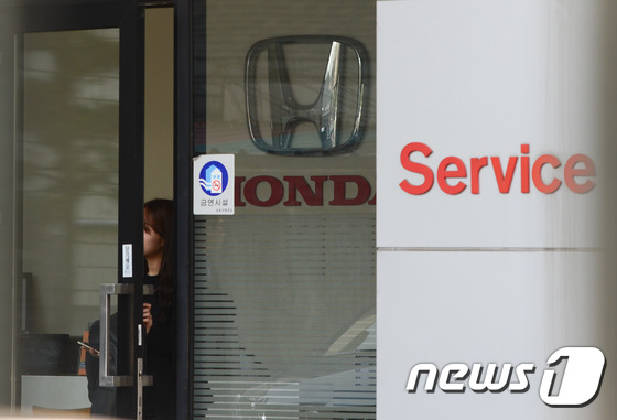 (서울=뉴스1) 허경 기자 = 국토교통부가 4일 혼다코리아·아우디폭스바겐코리아에서 수입·판매한 일부 승용자동차에서 제작결함이 발견돼 자발적으로 시정조치(리콜)할 계획이라고  밝혔다 …