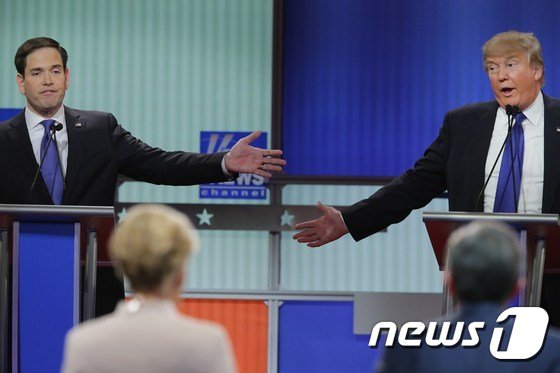 본문 이미지 - 미국 대선 공화당 경선주자 도널드 트럼프&#40;우측&#41;와 마르코 루비오 상원의원&#40;플로리다&#41;이 2016년 3월3일&#40;현지시간&#41; 미시간 디트로이트 폭스시어터에서 열린 폭스뉴스 주최 TV토론에 참가해 자신의 정책을 설명하고 있다. ⓒ AFP=뉴스1 ⓒ News1 최종일 기자