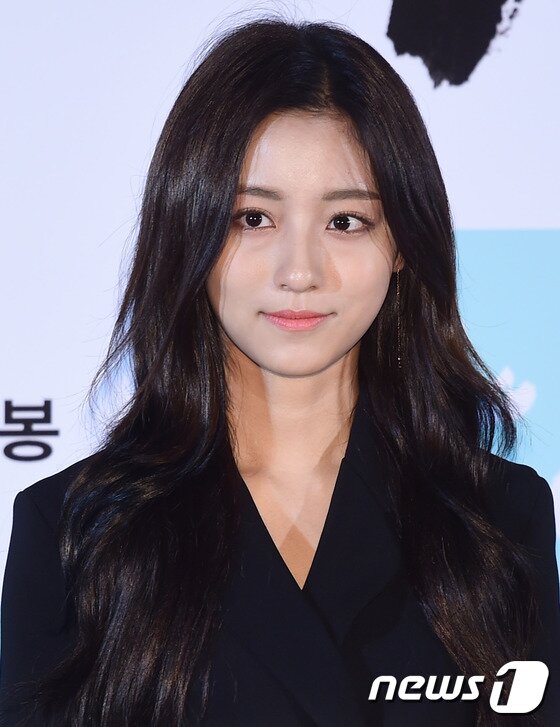 본문 이미지 - 호야 오빠표 개그가 너무 좋아요~ 배우 강민아가 4일 오후 서울 왕십리CGV에서 열린 영화 ‘히야’ 제작발표회에 참석해 포즈를 취하고 있다.  ⓒ News1star / 권현진 기자