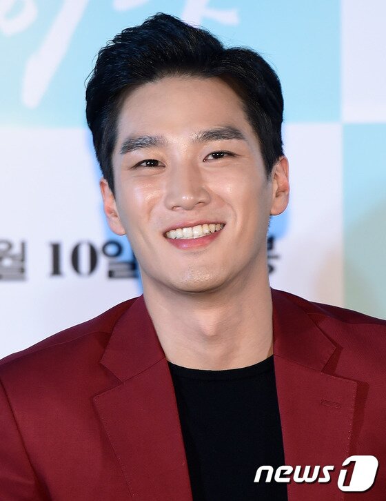 본문 이미지 - '너무 떨립니다' 배우 안보현이 4일 오후 서울 왕십리CGV에서 열린 영화 ‘히야’ 제작발표회에 참석해 미소를 짓고 있다.ⓒ News1star / 권현진 기자