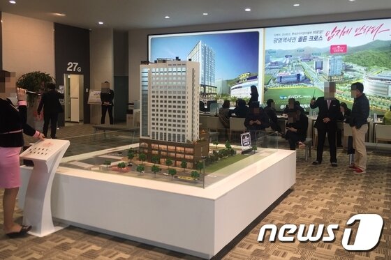본문 이미지 - 4일 광명역 트리니티 타워 모델하우스에서 내방객들이 청약상담을 받고 있다. /사진=최동순 기자 ⓒ News1
