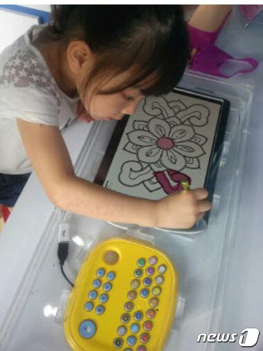 본문 이미지 - 전통 문양이나 문화재의 이미지를 활용한 구니스의  '모바일 기기 전용 스마트 파렛트 애플리케이션' 사용 모습. ⓒ News1