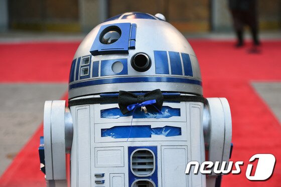 본문 이미지 - 영화 '스타워즈' 시리즈에 등장하는 로봇 알투디투(R2-D2). ⓒ AFP=뉴스1
