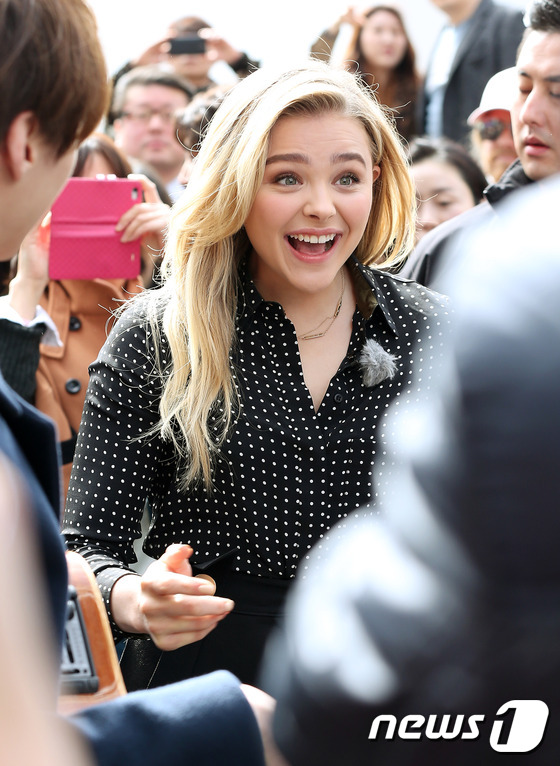 (서울=뉴스1) = 헐리우드 배우 클로이 모레츠(Chloe Moretz)가 6일 오전 서울 종로구 인사동에서 진행된 KBS 2TV '연예가중계' 길거리 데이트에서 인터뷰를 하고 있 …