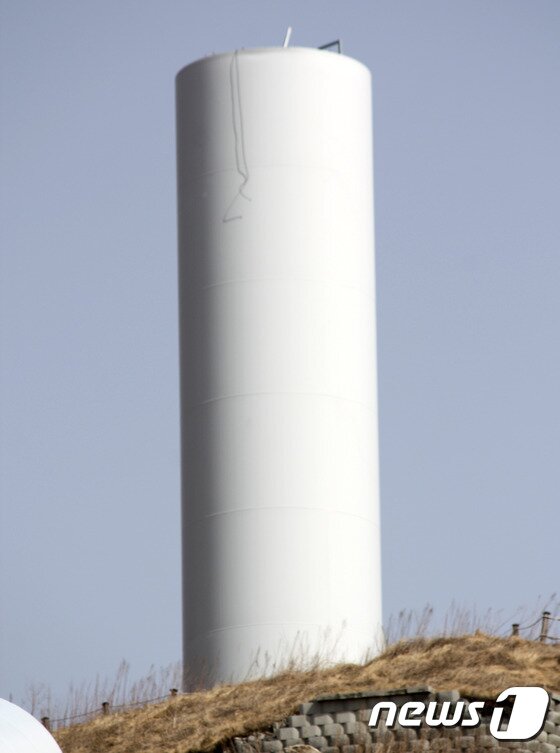 본문 이미지 - 6일 강원 태백시 삼수동 풍력발전단지에서 높이 90여m 풍력발전기 1기가 부러져 기둥만 남아 있다. 2016.3.6/뉴스1 ⓒ News1 하중천 기자