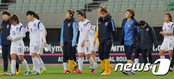 (오사카=뉴스1) 김명섭 기자 = 7일 일본 오사카 얀마 스타디움에서 열린 ‘2016 리우 올림픽 여자축구 아시아 지역 최종예선’ 4차전 대한민국과 중국 경기에서 대한민국 대표팀 …