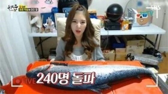 본문 이미지 - '동상이몽' BJ 우앙의 과거 먹방에 누리꾼의 관심이 쏠리고 있다. ⓒ News1star / SBS '동상이몽' 캡처