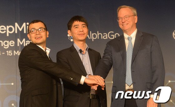 본문 이미지 - 지난 8일 오전 서울 종로구 포시즌스호텔에서 열린 기자간담회장에서 이세돌 9단, 에릭 슈미츠 알파벳 회장, 데미스 하사비스 구글 딥마인드 CEO(왼쪽)가 손을 맞잡고 있다.  2016.3.8/뉴스1 ⓒ News1 황기선 기자