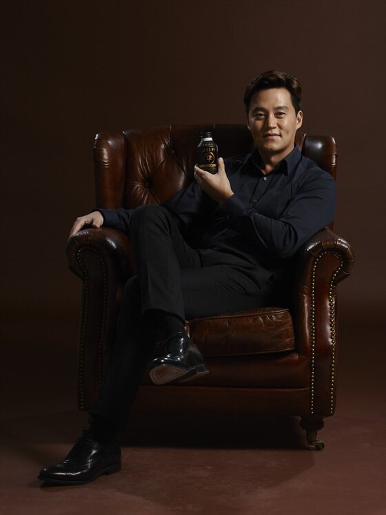 본문 이미지 - 커피 광고 모델로 활약 중인 이서진의 지면 광고 비하인드 컷이 공개됐다.ⓒ News1star/ 코카콜라 제공