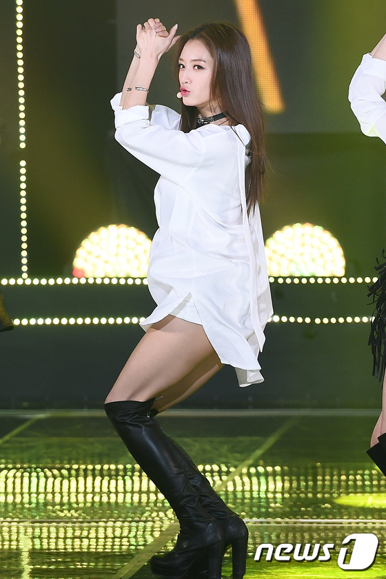 (서울=뉴스1스타) 고아라 기자 = 레인보우 김재경이 8일 오후 서울 상암동 SBS프리즘타워에서 생방송으로 열린 SBS MTV ‘더쇼 시즌5’(MC 슈퍼주니어M 조미, 여자친구 예 …