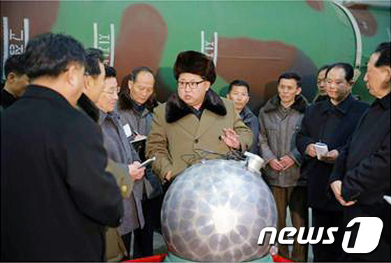 김정은 북한 국방위원회 제1위원장이 핵무기 연구 부문의 과학자, 기술자들을 만나 핵무기 병기화 사업을 지도하는 자리에서 