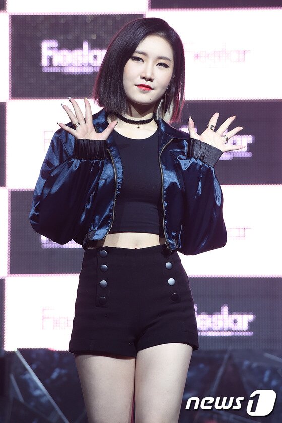 본문 이미지 - 피에스타 예지가 9일 오전 서울 예스24 무브홀에서 열린 두 번째 미니앨범 '어 델리케이트 센스(A Delicate Sense)' 발매 쇼케이스에 참석해 포즈를 취하고 있다. ⓒ News1star 고아라 기자