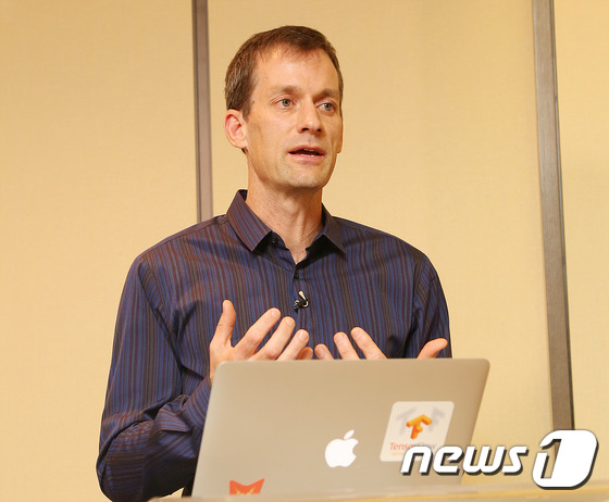 (서울=뉴스1) 조현아  인턴기자 = 제프 딘 구글 리서치그룹 시니어 펠로우가 9일 서울 종로구 광화문 포시즌호텔에서 열린 '제프 딘 시니어 펠로우가 말하는 구글의 머신러닝' 기자 …
