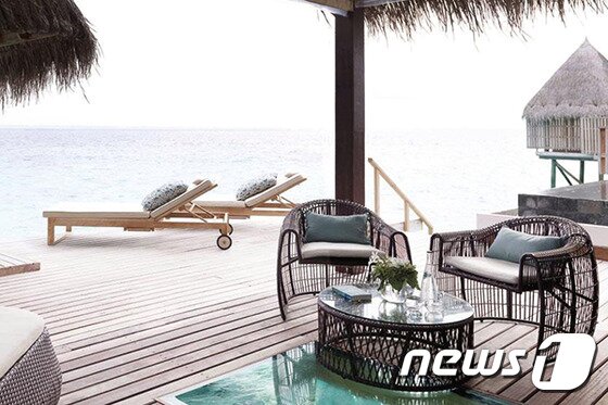 본문 이미지 - 쥬메이라 그룹은 리조트에 비치된 가구와 작은 등 커튼, 쿠션 하나까지도 최고급만을 고집했다. (허니문리조트 제공) ⓒ News1 travel