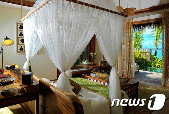 본문 이미지 - 빌라 내부는 오크 원목을 사용해 나무가 주는 편안함을 느낄 수 있다. (허니문리조트 제공) ⓒ News1 travel