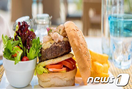 본문 이미지 - 쥬메이라 비타벨리에서는 전 세계 다양한 요리를 맛볼 수 있다. (허니문리조트 제공) ⓒ News1 travel