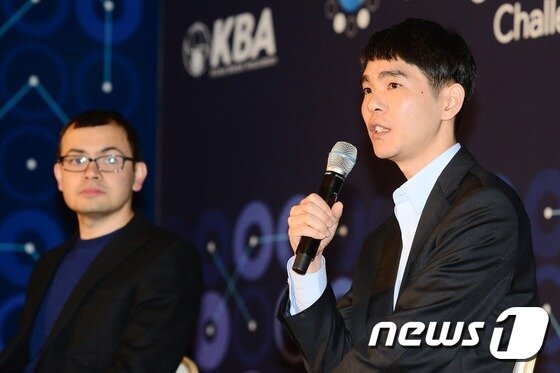 본문 이미지 - 이세돌 9단이 9일 오후 서울 종로구 포시즌스 호텔에서 구글 알파고와의 첫대국을 끝내고 열린 기자회견에서 취재진의 진문에 답하고 있다. 2016.3.9/뉴스1 ⓒ News1 민경석 기자