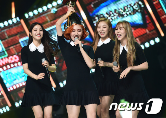 (일산=뉴스1스타) 권현진 기자 = '우리가 1위 했어요!'마마무가 9일 오후 경기도 일산 MBC 드림센터에서 열린 MBC 뮤직 '쇼챔피언‘(이하 쇼챔)에서 1위를 차지한 뒤 화려 …