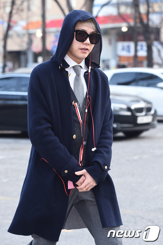 (서울=뉴스1스타) 고아라 기자 = 비투비 정일훈이 1일 오전 서울 여의도 KBS 신관 공개홀에서 열린 KBS2 '뮤직뱅크'(이하 뮤뱅) 리허설을 위해 스타일리시한 패션으로 방송국 …