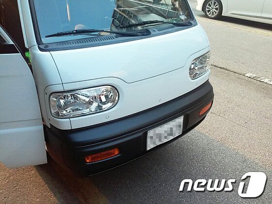 본문 이미지 -  대형마트들은  사진처럼 흰색 번호판을 단 차량으로 고객에게 배송을 하는 경우가 적지 않다. 유상운송법상 이 차량의 배송은 불법이다. ⓒ News1