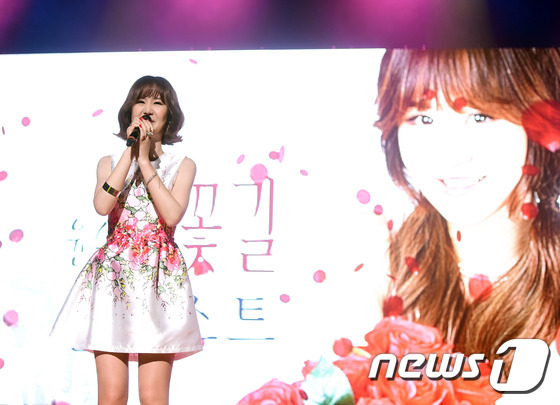 (서울=뉴스1스타) 권현진 기자 = 꽃미소 지으며 사랑스러운 인사~트로트 가수 윤수현이 1일 오후 서울 관악문화원 대강당에서 열린 '윤수현 꽃길 콘테스트'에 출연해 인사말을 하고 …