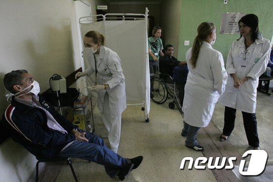 본문 이미지 - 2009년 8월 신종플루 발생 당시의 브라질 병원. ⓒ AFP=뉴스1