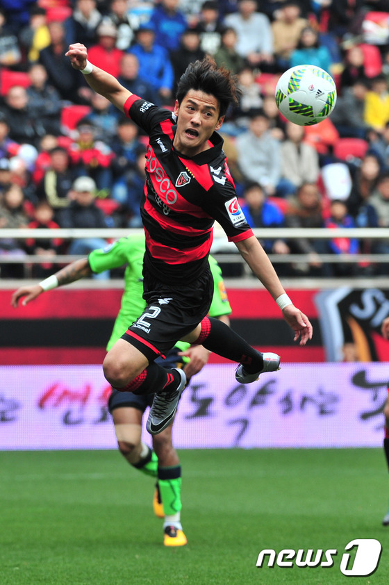(포항=뉴스1) 최창호 기자 = 10일 오후 경북 포항스틸야드에서 열린 2106 현대오일뱅크 K리그 클래식 포항 스틸러스와 전북 현대의 경기 전반 포항 박선용이 먼저 공을 처리하고 …